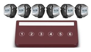 systemy przywoławcze w restauracji widać przycisk sześcioklawiszowy brązowy i sześć zegarków kelnerskich na rękę